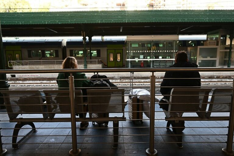 Sciopero Ferroviario: Un Weekend di Disagi e Proteste sul Binario