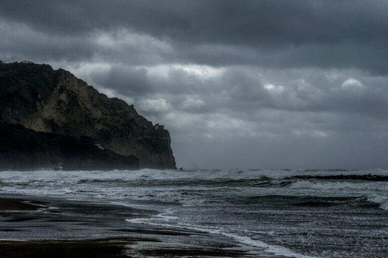 Tempesta di Vento blocca il mare: Ischia e Procida quasi isolate