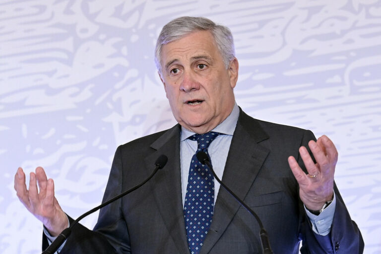 Tempeste in Bottiglia? No, Solo Politica: Tajani Conferma la Solidità del Centrodestra