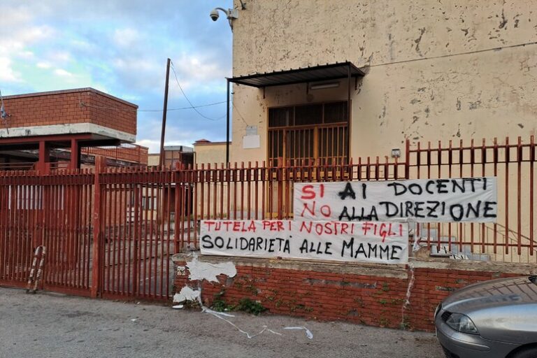 Tensione e Solidarietà a Castellammare: Rientro Scortato per Gli Alunni Dopo l'Aggressione a Una Docente