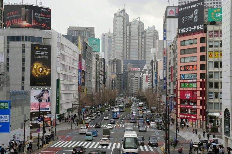 Tokyo 2050: La Nuova Era degli Eremi Urbani