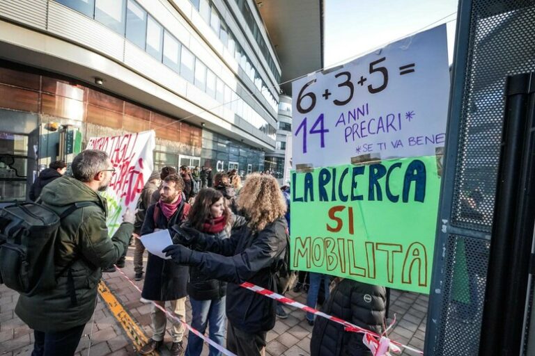 Torino: La Ribellione Intellettuale, Studenti Bloccano il Campus Einaudi