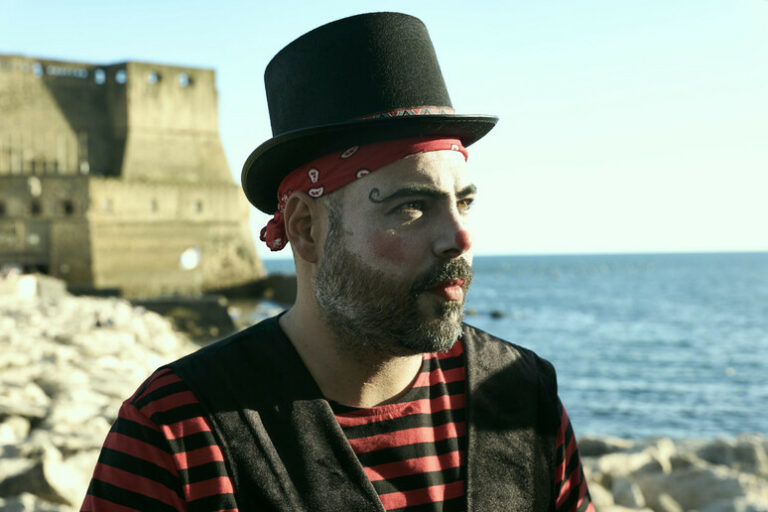 Tra Trampoli e Sogni: L'Incredibile Viaggio di Mimmo, il Clown di Strada di Napoli