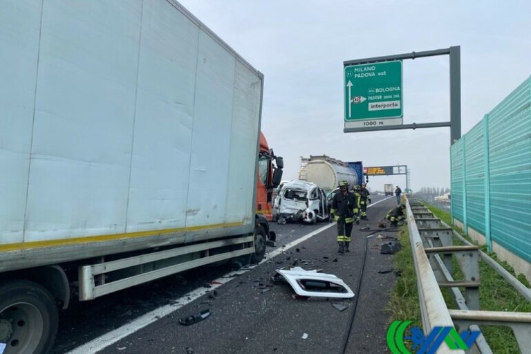 Tragedia sull'A4: Trappola Mortale tra Tir per una Donna