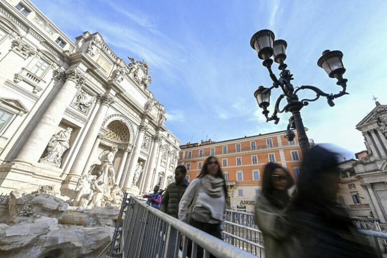 Un Passo più Vicino a Nettuno: l'Inaugurazione della Passerella sulla Fontana di Trevi