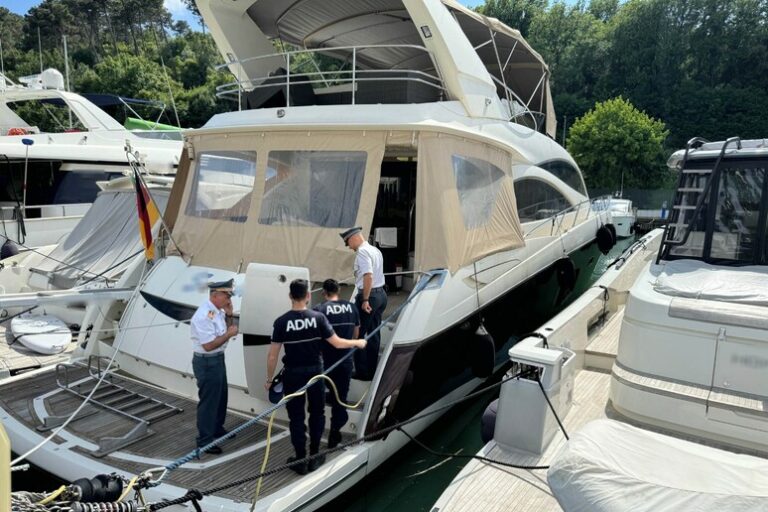 Yacht di Lusso Intrappolato nelle Maglie della Legge a La Spezia