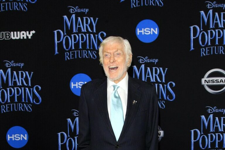 A 99 anni Dick van Dyke danza nei cuori e nei video dei Coldplay