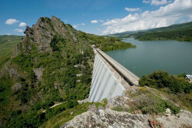 Acqua o Guerra: Il Dramma Idrico di Caltanissetta