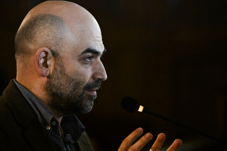 Amore e Piombo: Saviano Tra Podcast su Kalashnikov e Nuovo Romanzo