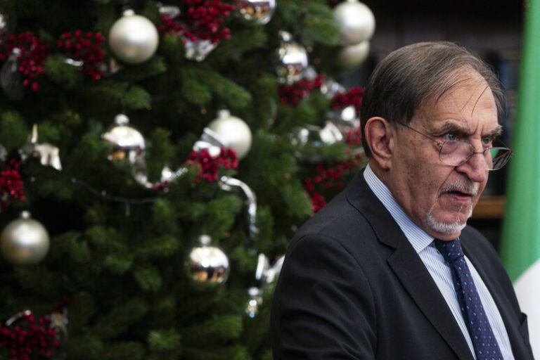 Babbo Natale e i Miracoli della Politica: Ignazio La Russa e la Barzelletta che Fa il Giro del Web