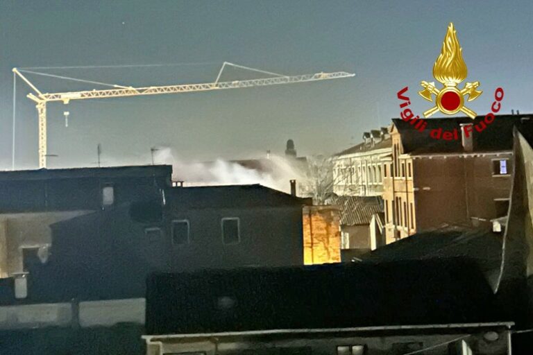 Fiamme nella Notte di Murano: un Futuro Albergo Tra le Ceneri di una Storica Fornace