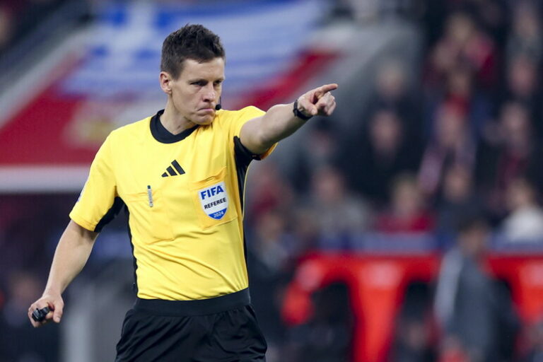 Fischio d'Inizio Europeo: Siebert e Kružliak, Gli Arbitri della Decisiva Sera di Europa League