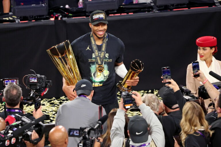 Giannis, il Colosso di Milwaukee: Guida i Bucks alla Gloria NBA!