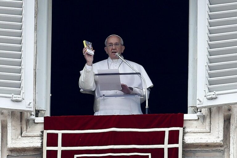 Il Vangelo in Tasca: L'Invito di Papa Francesco a Portare la Fede Sempre con Sé