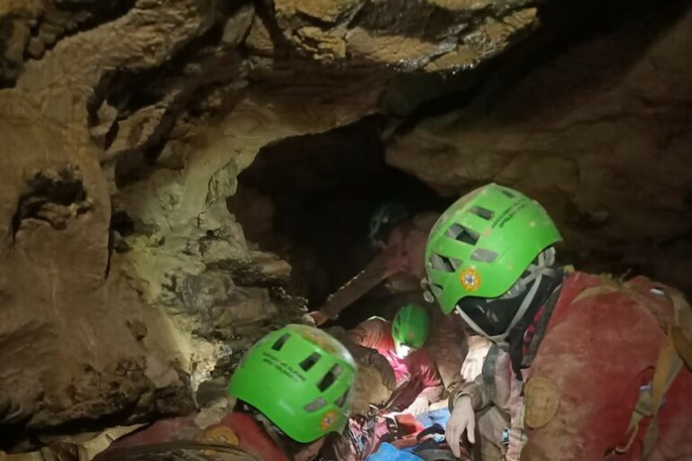 In bilico tra le rocce: il drammatico salvataggio di Ottavia Piana dalla grotta Abisso Bueno Fonteno