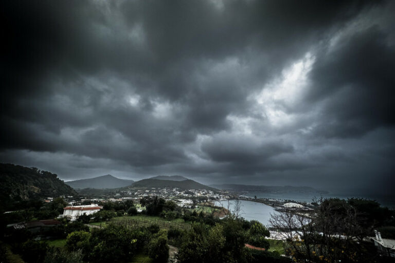 Ischia, l'Isola Delle Sorprese: Una Notte di Ghiaccio e Grandine