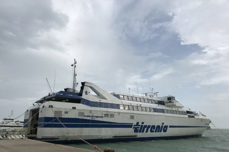 Mare in Burrasca: Connessioni Tagliate tra Termoli e le Isole Tremiti