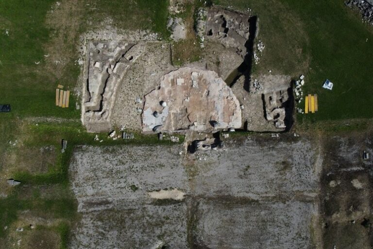 Misteri Svelati ad Aquileia: Una Colonna Colossale e un'Abside di Marmo Emergono dalle Profondità