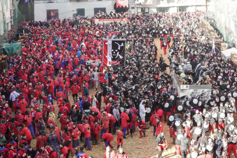 Quando il Carnevale di Ivrea incontra National Geographic: Un Volume da Non Perdere