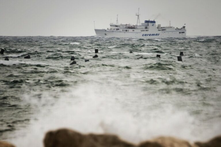 Tempesta Disegna il Golfo: Cancellazioni e Sospensioni tra Napoli e le Isole