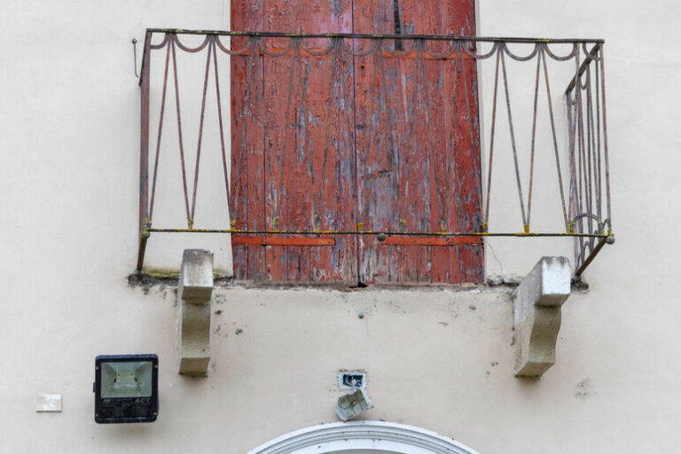 Tragedia Sfiorata in Gita: Crolla Balcone di una Villa Storica