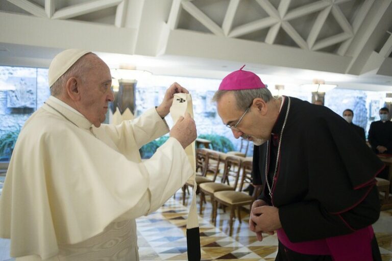 "Un Natale di Barriere e Bombe": Il Papa Denuncia l'Esclusione del Patriarca da Gaza