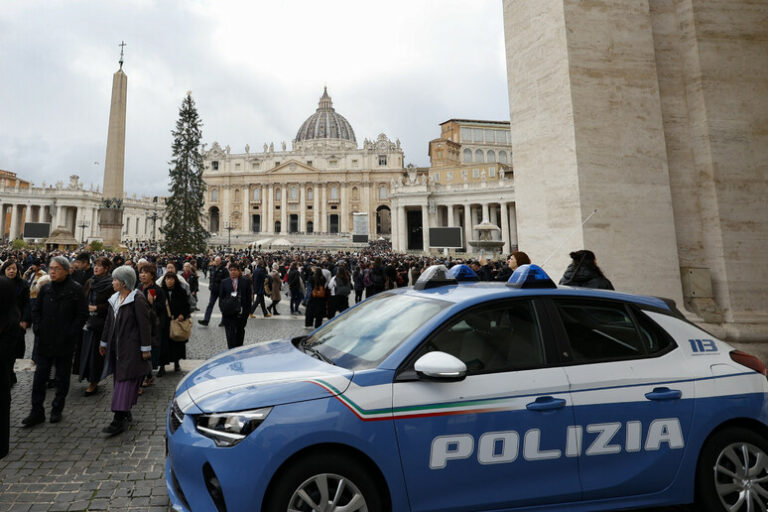 Un Salto per la Pace: Interruzione al Corteo Papale Tra Proteste e Preghiere