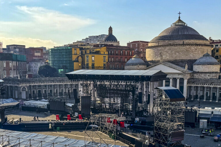 X Factor 2024 Spacca in Piazza: Napoli Centro della Musica con Robbie Williams e Fuochi d'Artificio