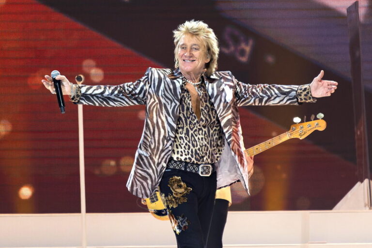 A 80 Anni Suona Ancora: La Leggendaria Carriera di Rod Stewart