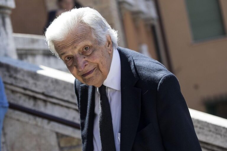 Addio a Furio Colombo, Gigante del Giornalismo e della Politica Italiana