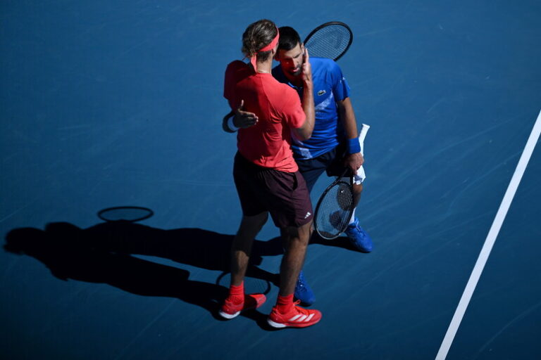 Dramma a Melbourne: Djokovic si ritira, Zverev vola in finale