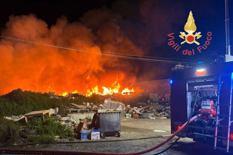 Emergenza a Catanzaro: Discarica Abusiva in Fiamme Accanto a Campo Rom