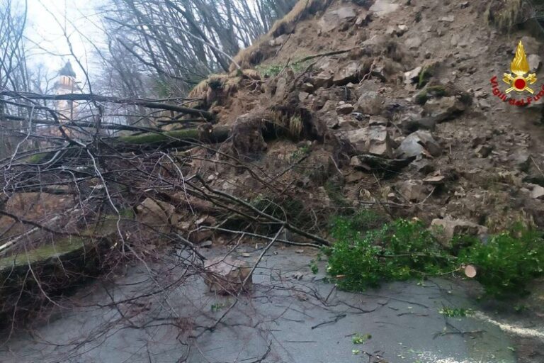 Isolati Dalla Natura: 50 Anime Bloccate da una Frana a Genova