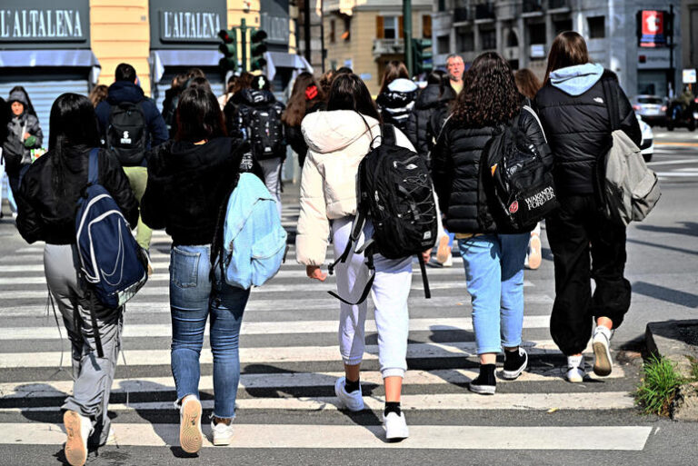 L'Inaspettata Violenza in Aula: Aggressione a un Docente Scuote il Liceo di Seregno