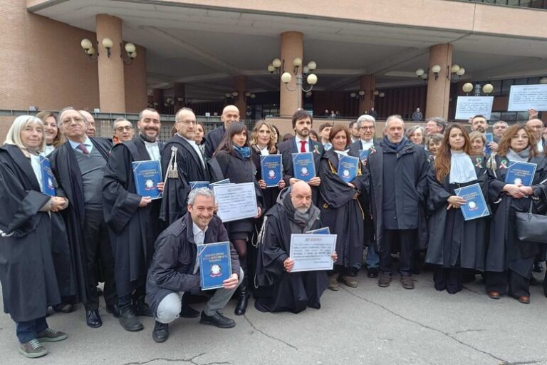 Le Toghe Scendono in Campo: Protesta a Colori davanti al Palazzo di Giustizia di Torino