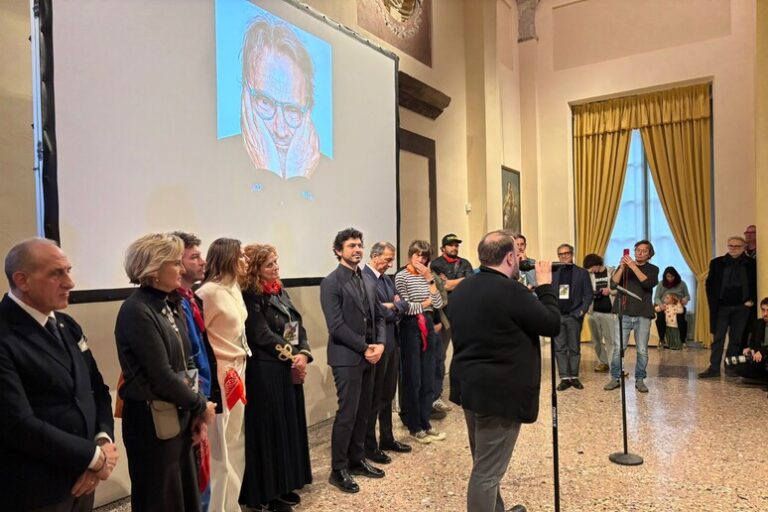 Milano Celebra il Genio di Oliviero Toscani con Uno Scatto di Affetto