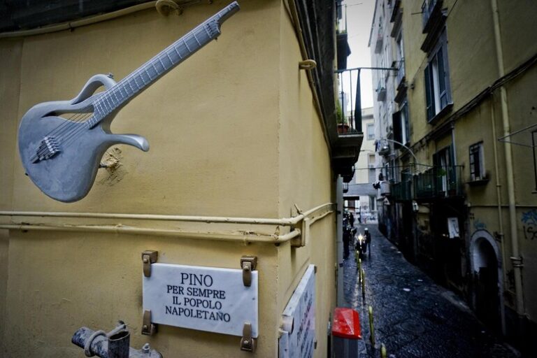 Napoli Celebra Pino Daniele: Un Tour Musicale Tra Storia e Emozioni