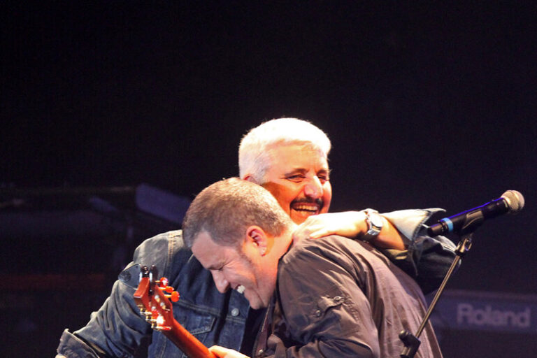 Napoli in Blu: Una Notte di Musica e Memoria per Pino Daniele