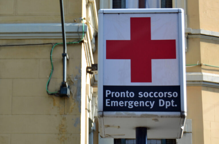 Notte di Follia al Pronto Soccorso: Medico Aggredito a Napoli