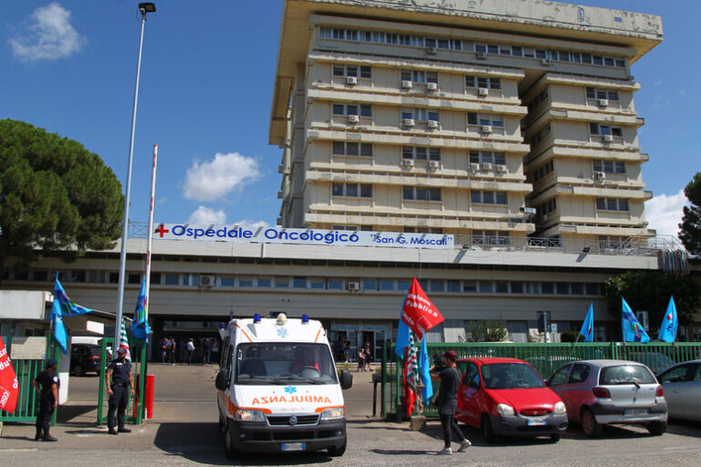 Notte di Terrore all'Ospedale di Taranto: Infermiere Aggredite da un Paziente Fuori Controllo