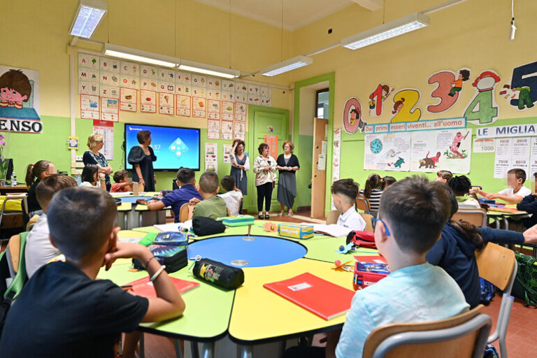 Sette Milioni di Studenti tra Banchi e Virus: Un Ritorno Scolastico sotto la Lente