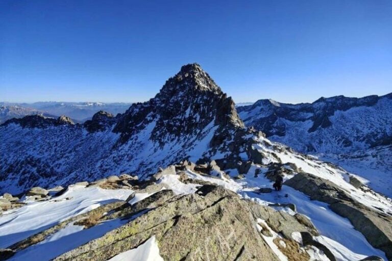 Speranza tra i ghiacci: la disperata ricerca di due alpinisti inglesi sull'Adamello