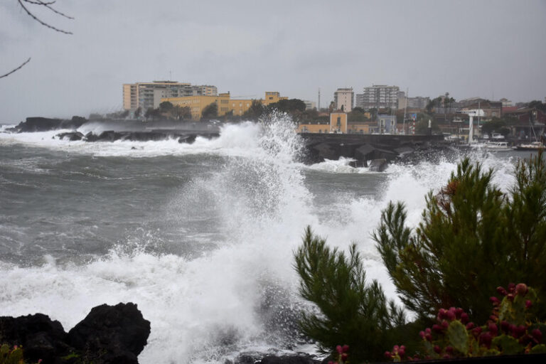 Tempesta del Sud: Frane e Alluvioni Devastano Sicilia e Calabria