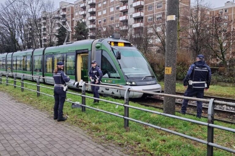 Tragedia ai Binari: La Linea 15 di Milano si Tinge di Rosso