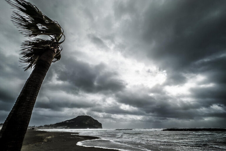 Turbulenze Marine: Ischia e Procida Isolate dai Venti Furiosi