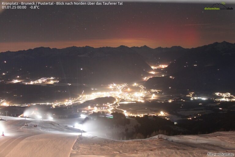 Un Capodanno Incantato: L'Aurora Boreale Colora di Rosa le Dolomiti