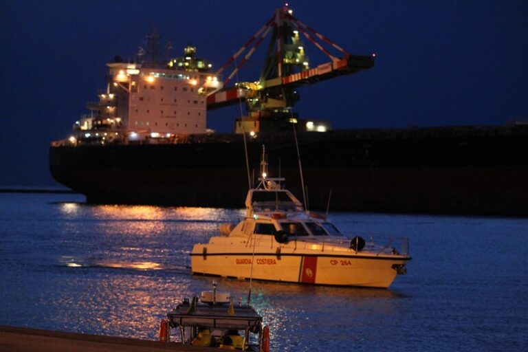 Un Porto di Speranza: 101 Anime Salvate dalle Acque Turbolente del Mediterraneo