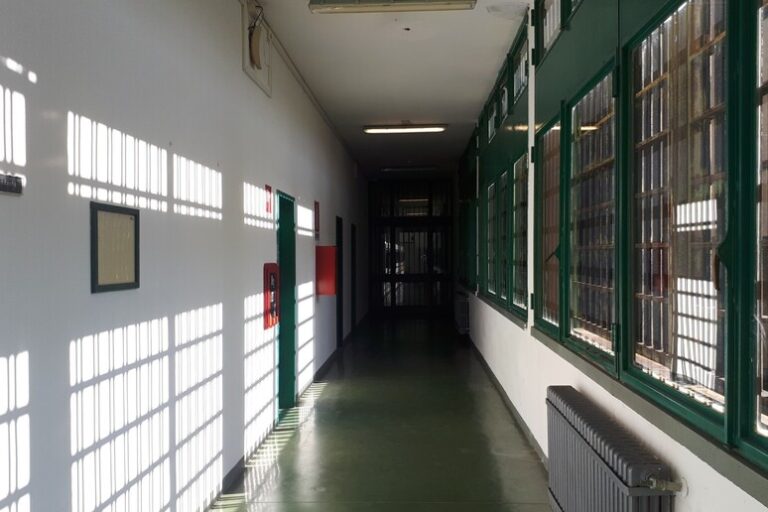 Un Pugno per una Sigaretta: Tensioni e Richieste nel Carcere Minorile di Airola