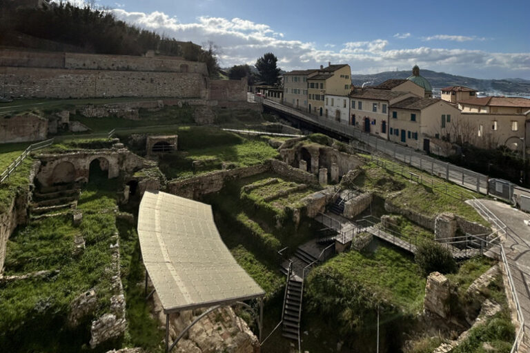 Viaggio nel Tempo ad Ancona: L'Anfiteatro Romano si Rivela!