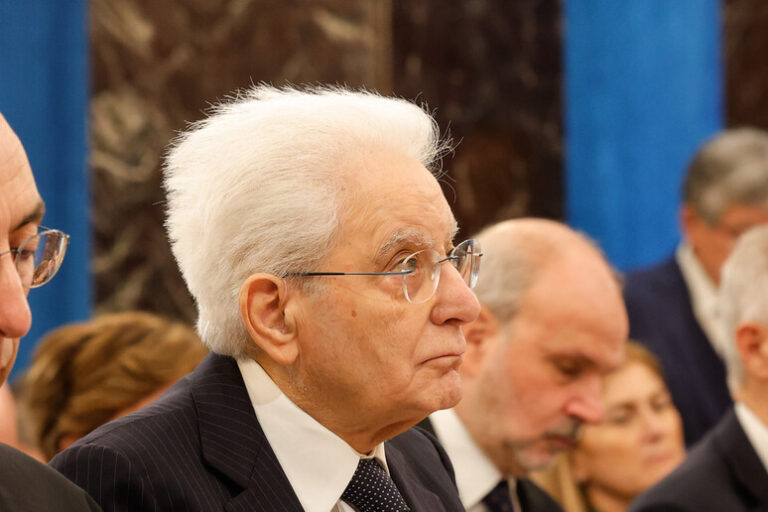 Applausi a Mattarella: Solidarietà in Aula tra Tensioni e Critiche